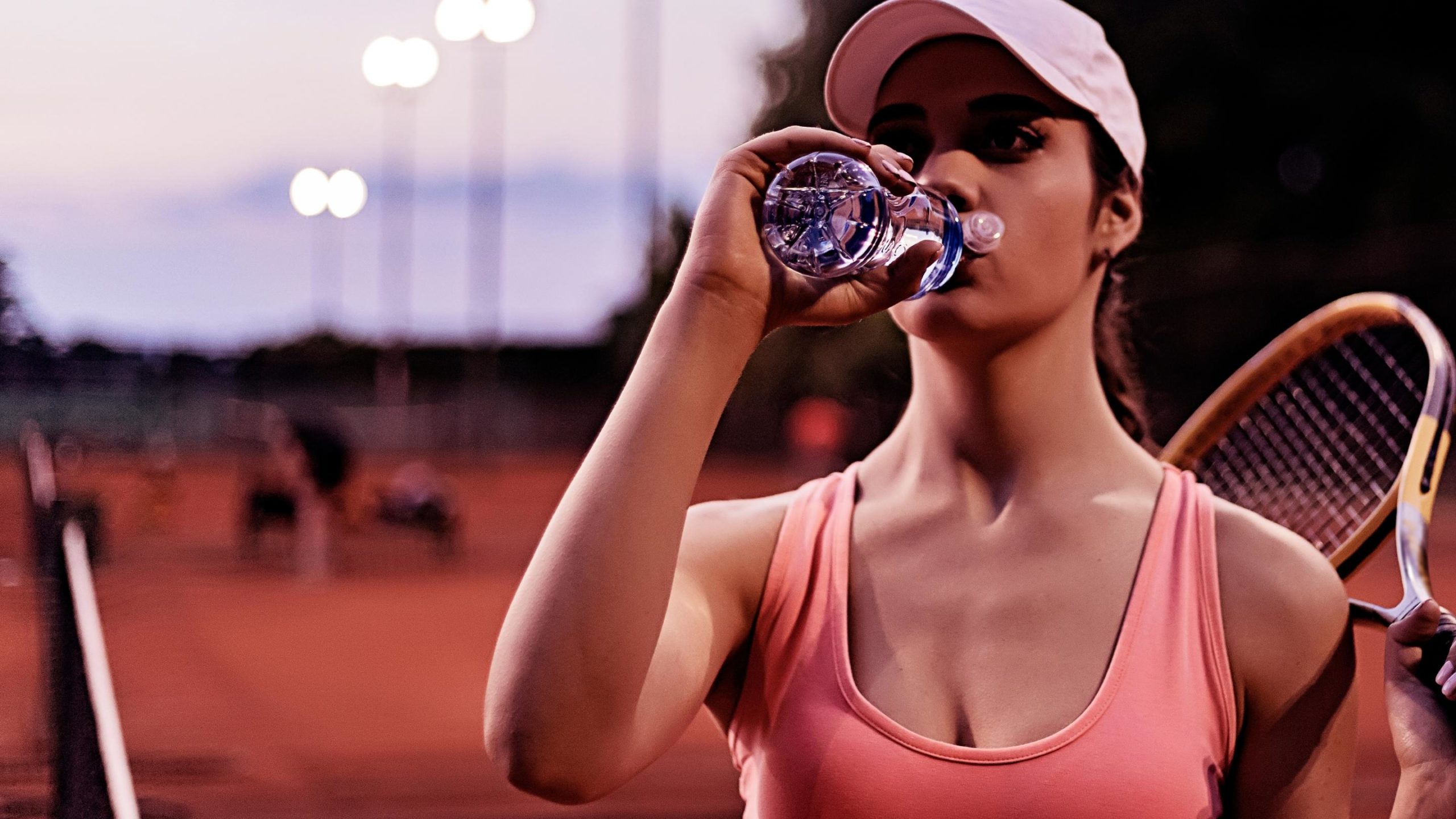 tennis athlete drinking electrolyte